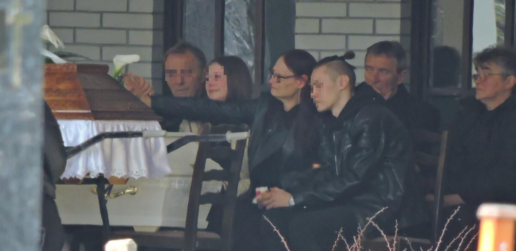 BRAT I SESTRA MAJKE UBICE JECAJU NAD SANDUCIMA DEČAKA KOJE JE UBILA Počinje sahrana mališana kojima su presudili roditelji (FOTO)
