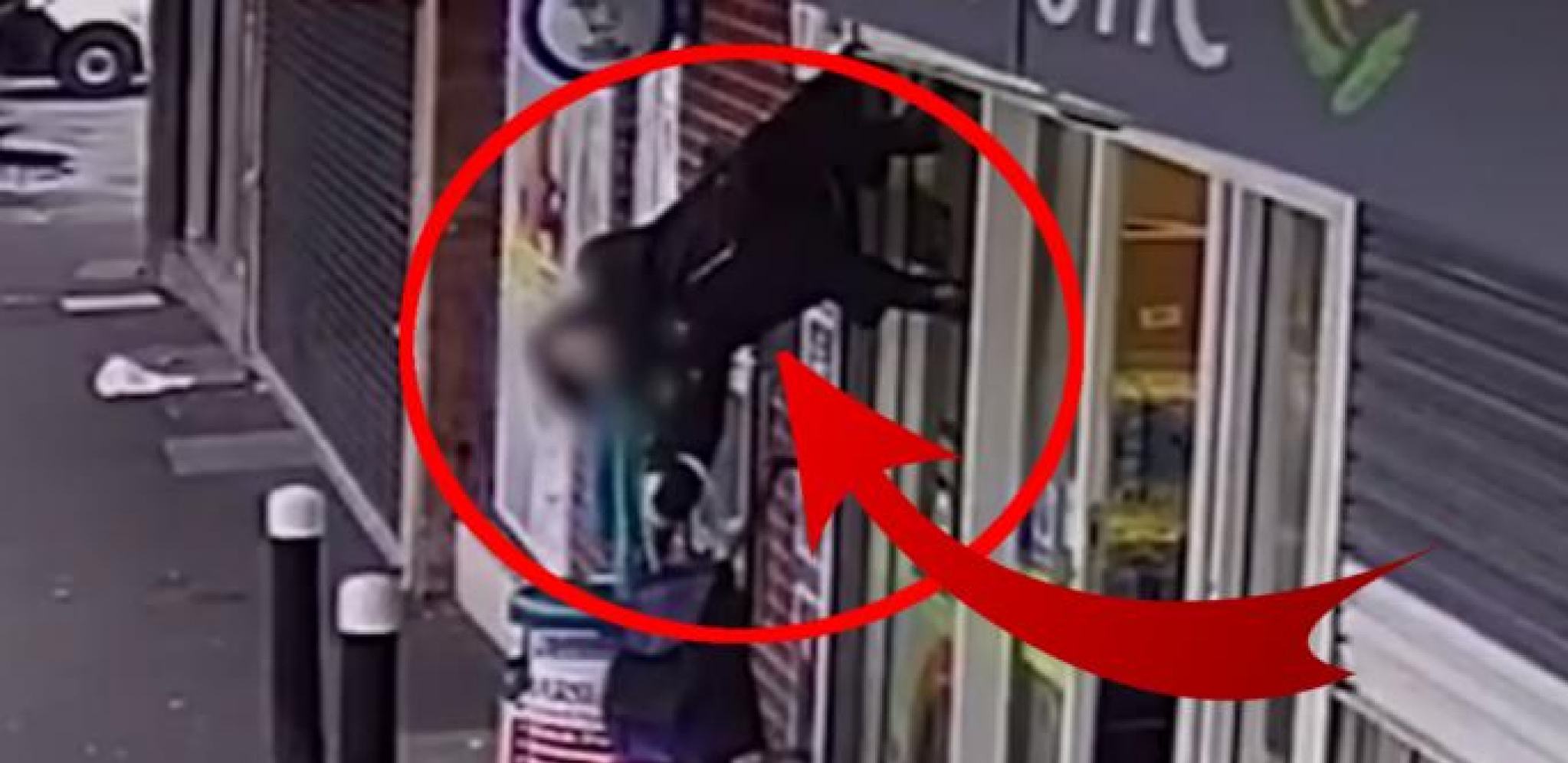 VISILA JE NAOPAČKE Sigurnosna kamera u selu usnimila jezivu scenu (VIDEO)