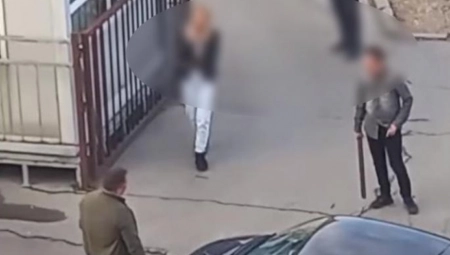 UZNEMIRUJUĆE! BRUTALAN OKRŠAJ NASRED ULICE U BEOGRADU! Čovek krvave glave, žena ga psuje i skače, pored nje muškarac sa MOTKOM u ruci (VIDEO)