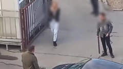 UZNEMIRUJUĆE! BRUTALAN OKRŠAJ NASRED ULICE U BEOGRADU! Čovek krvave glave, žena ga psuje i skače, pored nje muškarac sa MOTKOM u ruci (VIDEO)