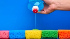 ZAŠTO SU SUNĐERI ZA PRANJE SUĐA RAZLIČITIH BOJA To nije slučajno i dekorativno, evo za šta služi svaki od njih