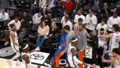 JEZIVE SCENE U NBA Poznati centar osta bez svetsi pored klupe, svi su se skamenili (VIDEO)