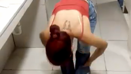 KAD SE SKINULA, SVE JE BILO JASNO Ženu optužili za krađu, pa je odveli u wc i terali da se skine, kamera sve zabeležila (VIDEO)