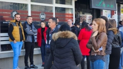 IMA LI KRAJA KURTIJEVOJ TIRANIJI? Prosvetni radnici iz Leposavića nisu uspeli da podignu plate (VIDEO/FOTO)