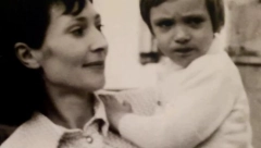 "OVO SMO MAMA I JA..." Emotivna objava predsednika Srbije - Vučić podelio stare porodične fotografije