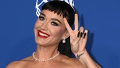 KEJTI PERI IZAZVALA KOLAPS NA ULICAMA PARIZA  Pevačica se pojavila u toplesu i poderanim čarapama! Parižani u neverici