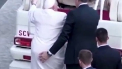 NE MOŽE DA GOVORI, NI DA HODA Papa zabrinuo vernike, video otkriva ozbiljnost situacije