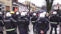 ANTISRPSKE ORGIJE NASTAVLJENE NA CETINJU! Sramne poruke sa protesta: Srbija imala zastavu sa svinjskom glavom!