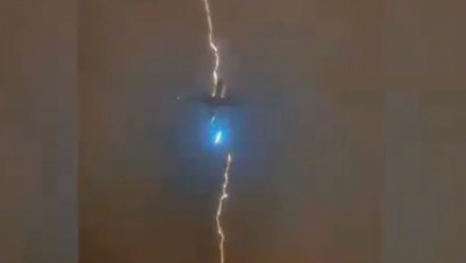 HOROR NA NEBU Munja grunula pravo u avion! (VIDEO)