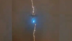 HOROR NA NEBU Munja grunula pravo u avion! (VIDEO)