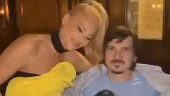 ILDU ŠAULIĆ IZNENADIO NEPOZNATI MUŠKARAC! Došao u kafanu u ovoj majici, ona ostala bez teksta