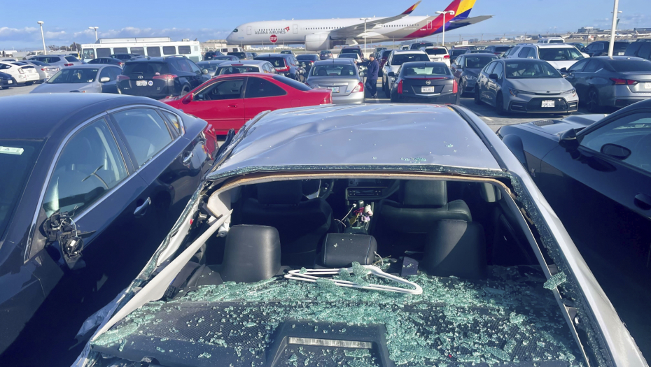 DELOVI AVIONA PADALI PO KOLIMA Drama u San Francisku, kamere snimile trenutak nesreće (FOTO)
