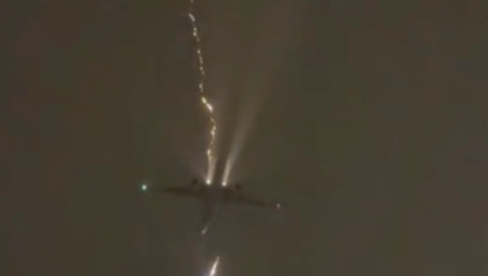 GROM UDARIO U AVION SA 400 PUTNIKA Zabeležena scena oduzima dah, a istovremeno izaziva jezu (VIDEO)