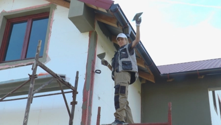 ONA MOŽE NA CRTU SA MNOGIM MUŠKARCIMA Dragana jedina žena fasaderka u Zapadnoj Srbiji, kolege imaju samo reči hvale za nju (FOTO)