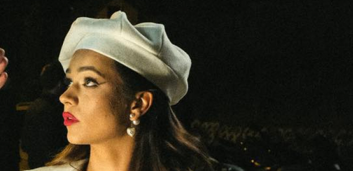 PEVAČICA U VEŠU LIŽE NOVČANICE Muškarcima skače pritisak, ne znaju šta ih je snašlo, a evo šta radi sa Nućijem