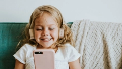 EKRANI SU VELIKO ZLO Deca koja provode sate gledajući u telefon sporije usvajaju 1 važnu veštinu