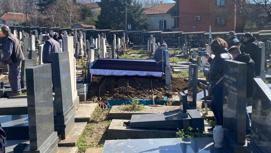 SAHRANJEN OTAC KOJI JE UBIO SINOVE U NOVOM SADU Roditelji od sramote nisu hteli da dođu, samo se deda pojavio (FOTO/VIDEO)