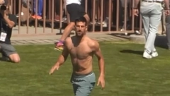 BRUTALNI MIŠIĆI I JEDAN VAŽAN DETALJ Nole pokazao fudbalsko umeće, proslavio gol u stilu Ronalda, pa skinuo majicu (VIDEO)