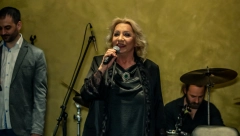 GDE ONA ZAPEVA, ZEMLJA SE TRESE Vesna Zmijanac oduševila publiku u Beogradu na Dan žena