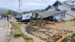 KOLAPS U INDONEZIJI Evakuisano 70.000 ljudi, traga se za nestalima (FOTO/VIDEO)