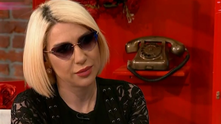 JOVANA U NEVEROVATNOM IZDANJU VODILA JUTARNJI! Gledaoci van sebe od šoka: "Šta je ovo?! Izgleda kao spavaćica!"