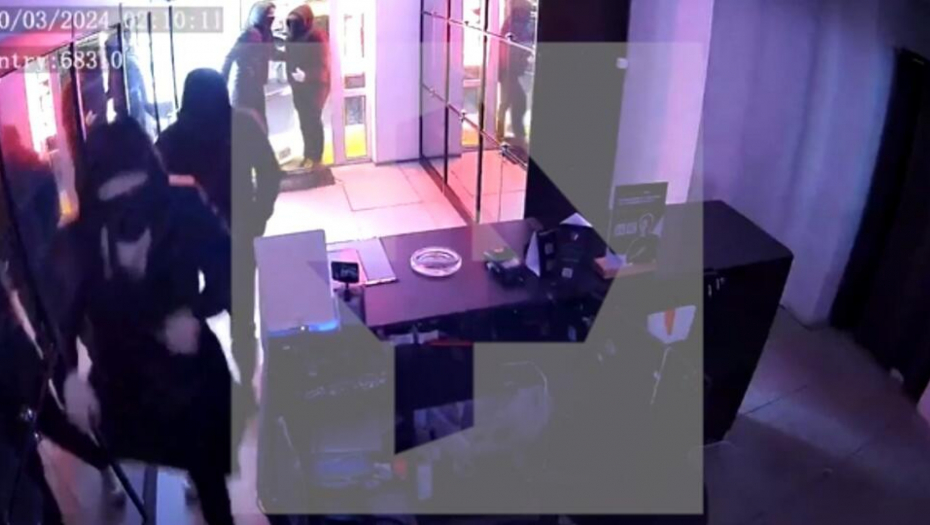 KAMERE SNIMILE AKCIJU Četiri lopova opljačkala prodavnicu elektronskih cigareta (VIDEO)