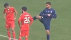 "NINDŽA" POTEZ NA UTAKMICI Da li je ovo NAJSMEŠNIJI crveni karton ikada? Nećete verovati kako je pao čovek (VIDEO)