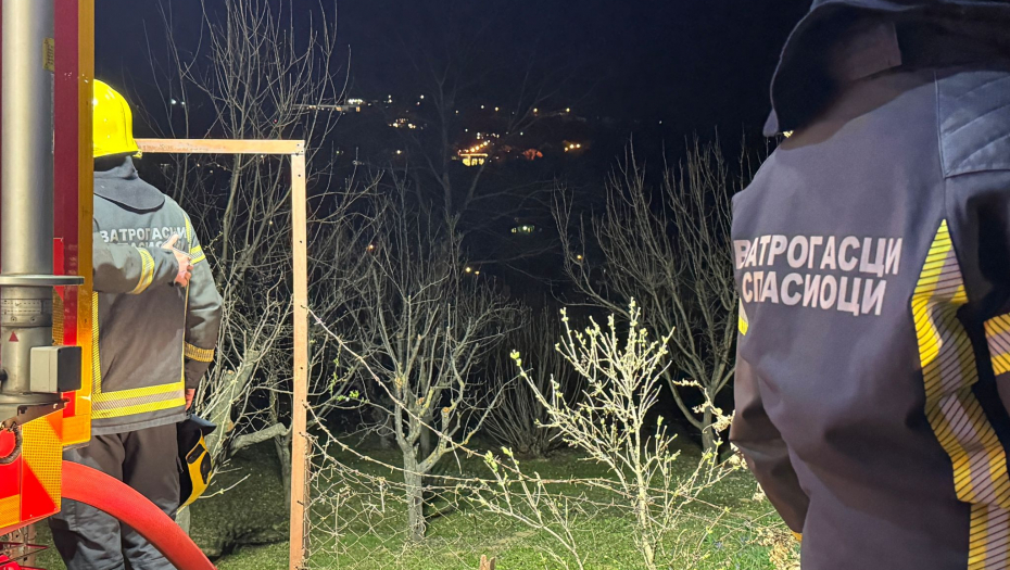 JEZIVA SCENA U SREMSKOJ KAMENICI Vatra progutala celu vikendicu! (FOTO/VIDEO)