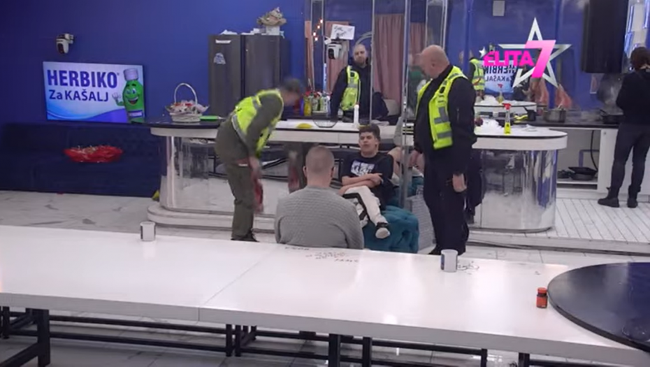 ŠA NAPRAVIO NOVI KARAMBOL! Obezbeđenje u pripravnosti, Krofak mudro ćuti