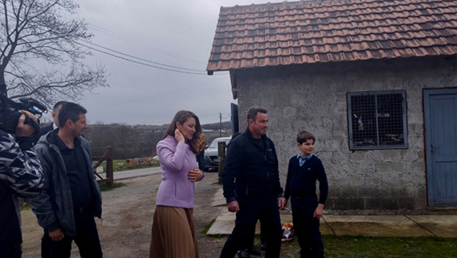 Stojković posetila povratničku porodicu Komatović u Istoku kojoj je Kancelarija za KiM sagradila kuću (FOTO)