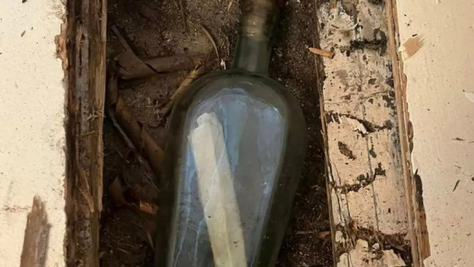 OVO NIKAKO NIJE OČEKIVALA Žena šetala plažom, pa pronašla bocu sa porukom starom 132 godine! (FOTO)