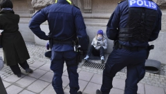 GRETA PONOVO U AKCIJI Policija je odvukla sa ulaza u švedski parlament