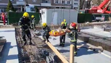 RADNIK UPAO U RUPU NA GRADILIŠTU U NOVOM SADU Vatrogasci ga izvlačili uz pomoć krana (FOTO)