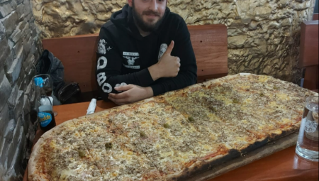 NAGRADA 1.000 EVRA Picerija izaziva mušterije da pojedu ovu GIGANTSKU picu od metar! (FOTO)