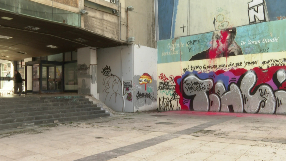 OSKRNAVLJEN MURAL POSVEĆEN ĐINĐIĆU Preko njegovog lika prosuta crvena farba, a ispod je OVA poruka
