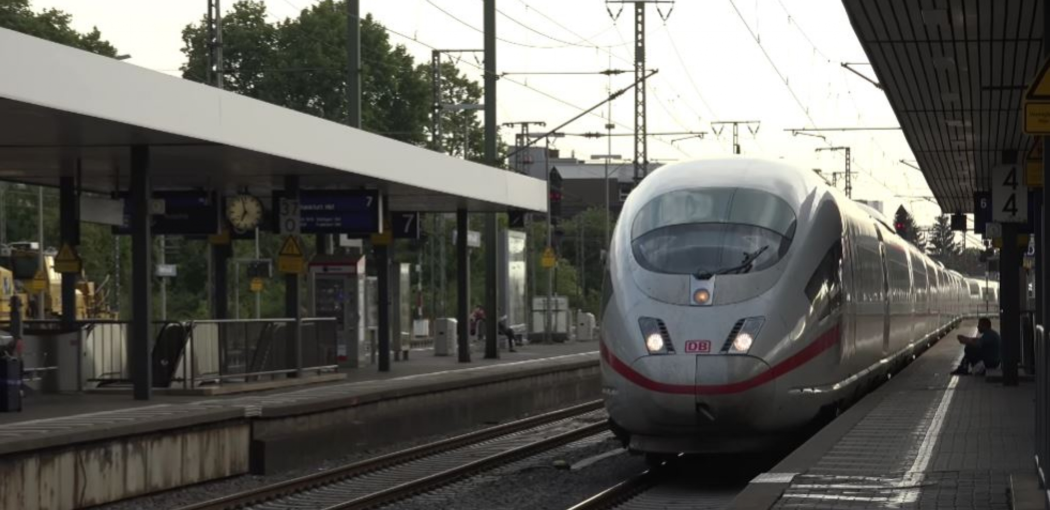 STALI VOZOVI I AVIONI, HAOS U NEMAČKOJ! Istovremeni štrajk "Dojče bana" i "Lufthanze" bacio putnike u očaj