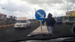 SKAMENIO SE OD STRAHA Uzeo šipku i hteo da se obračuna sa drugim vozačem, ali OVO nije očekivao (VIDEO)