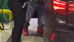 OKRENUĆE VAM SE ŽELUDAC Pištolj za gorivo nije hteo da uđe, pa je žena našla BIZARAN način da to sredi (VIDEO)