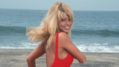 ZVEZDA "ČUVARA PLAŽE" GRMI KAKO IZGLEDA Zanosna plavuša se slikala u prepoznatljivom kupaćem kostimu i zapalila internet