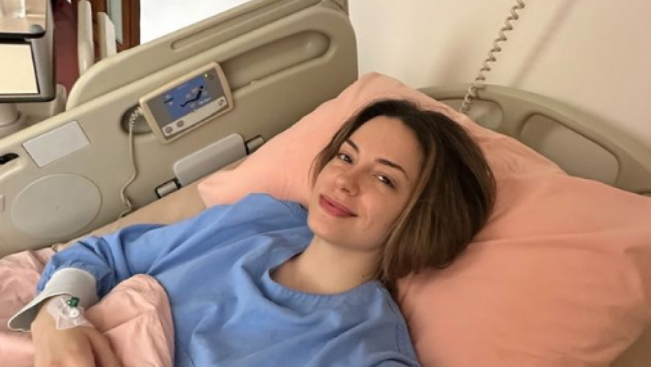 PRVA FOTKA SARE JO NAKON TEŠKE OPERACIJE! Napustila Srbiju, otkriveno i sa kim