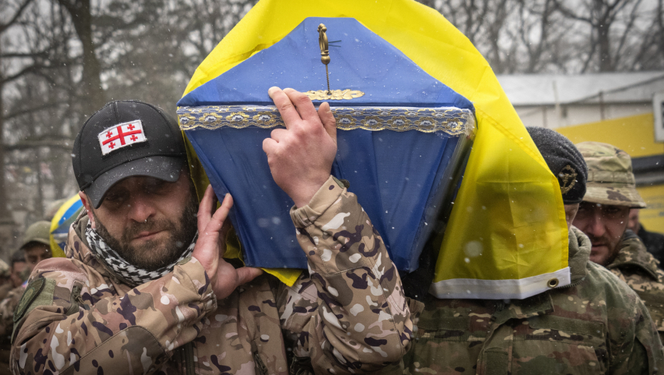 SAHRANJUJU IH DANONOĆNO Jezivi snimci sa vojnog groblja, ne nazire mu se kraj (VIDEO)