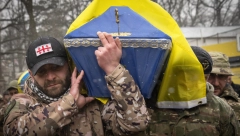 SAHRANJUJU IH DANONOĆNO Jezivi snimci sa vojnog groblja, ne nazire mu se kraj (VIDEO)