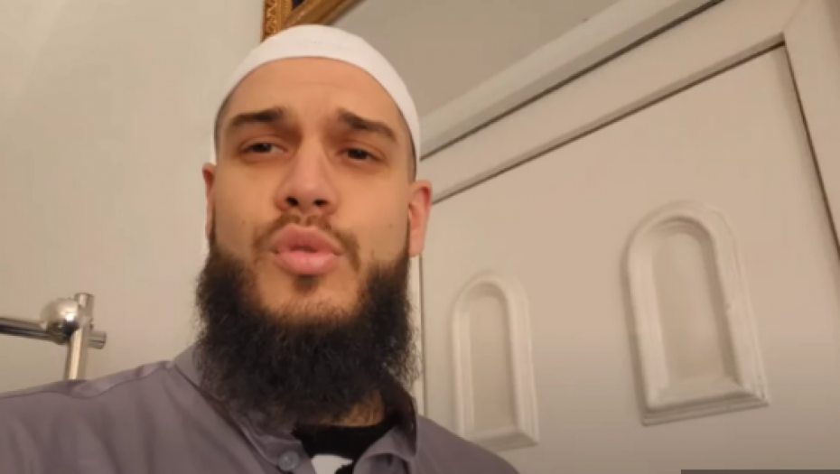 DEJAN DRAGOJEVIĆ POKAZAO KAKO PROVODI RAMAZAN! Posetio džamiju, pa šokirao izjavom o psima