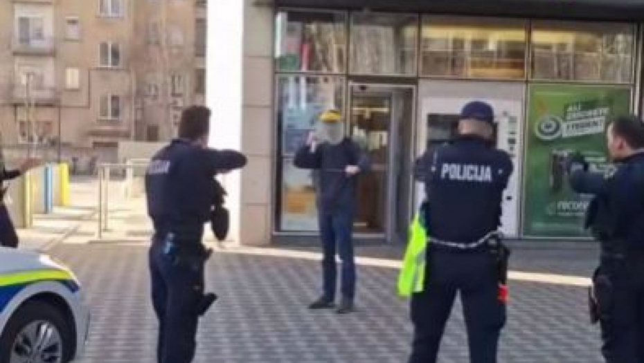 OPŠTI HAOS U CENTRU LJUBLJANE! Sa dva noža napadao prolaznike, policija ga držala na nišanu, on krenuo da ih izbode (VIDEO)