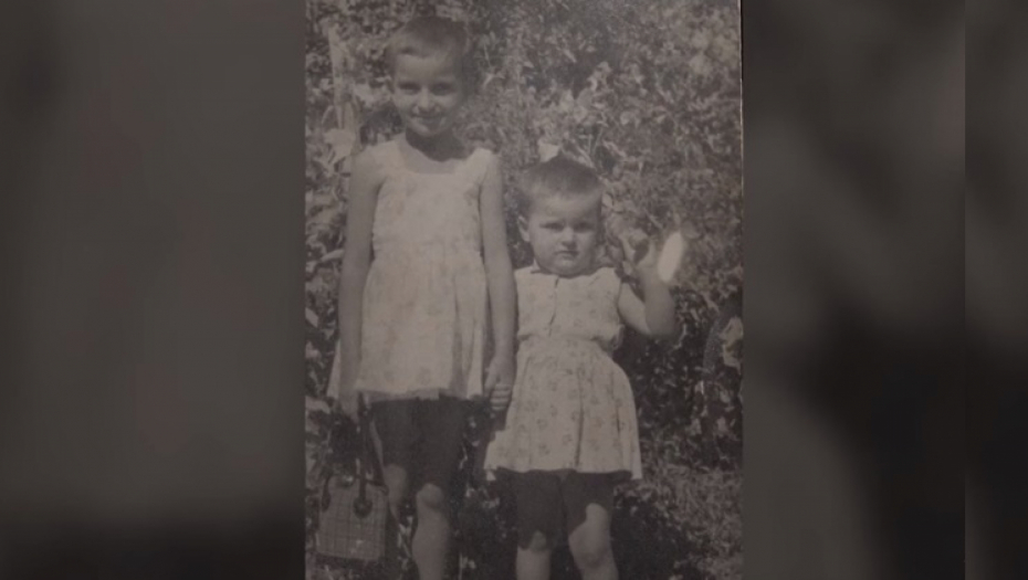 NA FOTOGRAFIJI JE POZNATA SRPSKA POLITIČARKA Evo o kome se radi (VIDEO)