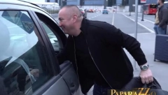 ĐANI PIJAN PRAVIO HAOS NA AERODROMU! Pevač pokazao štek sa alkoholom, pa počeo da psuje sina, skandal!
