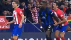 SKANDAL U LIGI ŠAMPIONA Uhvatio bivšeg igrača Partizana za međunožje, ova se srušio od bola