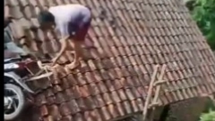 VOŽNJA MOTOROM MOGLA JE DA SE ZAVRŠI TRAGIČNO Niko ne zna kako su uspele ovde da završe! (VIDEO)