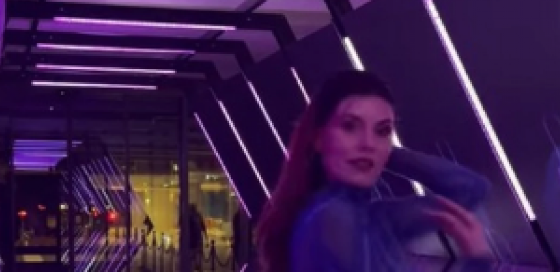 NAŠA GLUMICA PRVI PUT POKAZALA TRUDNIČKI STOMAK! Pripijena haljina uz telo i gola leđa, sve oči uprte u nju!