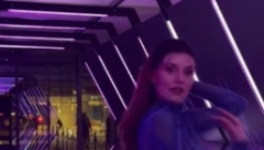 NAŠA GLUMICA PRVI PUT POKAZALA TRUDNIČKI STOMAK! Pripijena haljina uz telo i gola leđa, sve oči uprte u nju!